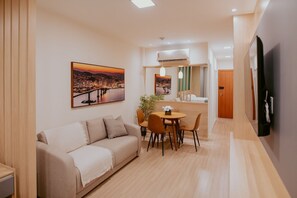 Ein modernes Wohnzimmer mit Sofa, Esstisch, Stühlen und einem Stadtbild.