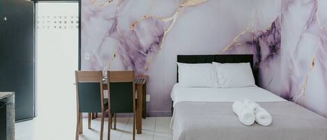 Tabla de planchar con plancha y ropa de cama