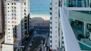 Un edificio alto con vista sulla spiaggia e sull'oceano.