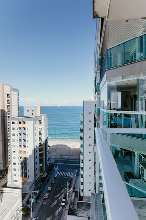 Ein Hochhaus mit Blick auf Strand und Meer.