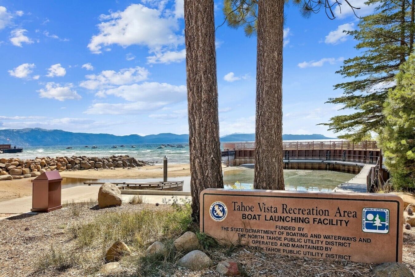 Señal del área de lanzamiento de botes en Tahoe Vista Recreation Area, con vista a la playa y el océano.