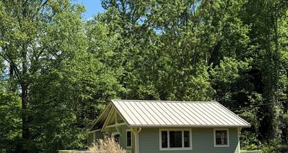 Cozy Cottage in the Mountains of Candler, 25 mins from Asheville