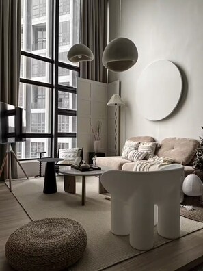 Ein modernes Wohnzimmer mit einer Couch, einem Couchtisch und dekorativen Lampen.