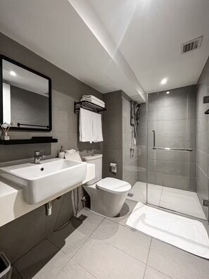 A modern bathroom with a large sink, toilet, and shower area. - Comfy Loft in EkoCheras, Link to MRT | 1-6 pax (Kuala Lumpur)