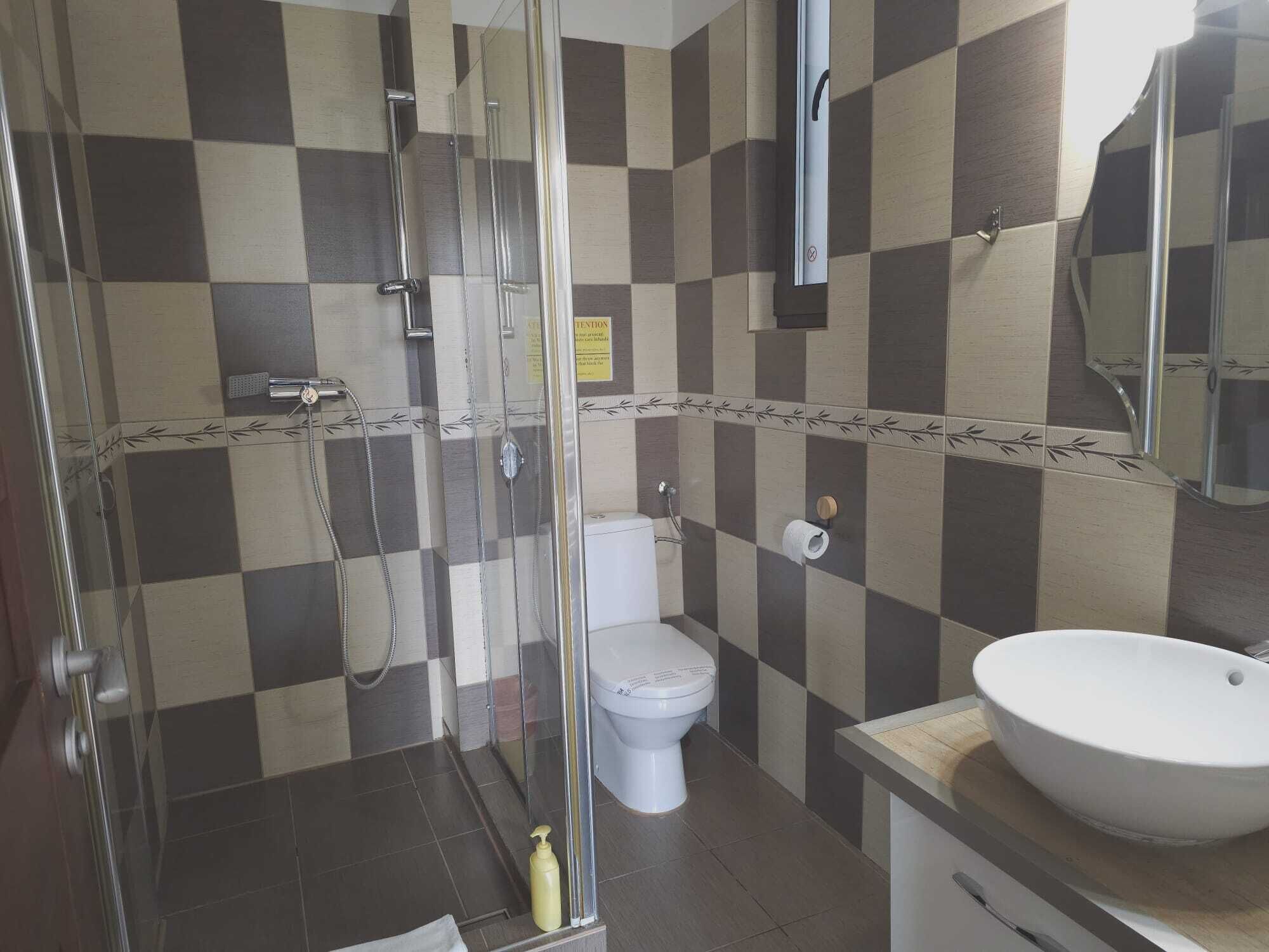 Estudio, vista a la ciudad | Baño | Regadera, secadora de cabello, toallas, jabón 