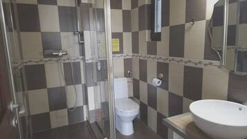 Estudio, vista a la ciudad | Baño | Regadera, secadora de cabello, toallas, jabón