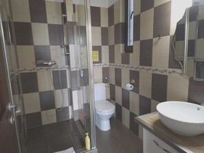 Studio, City View | Bilik Mandi | Pancuran mandi, pengering rambut, tuala disediakan, sabun 