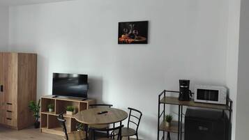 Studio, City View | Living area