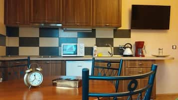 Studio, City View | Private kitchen