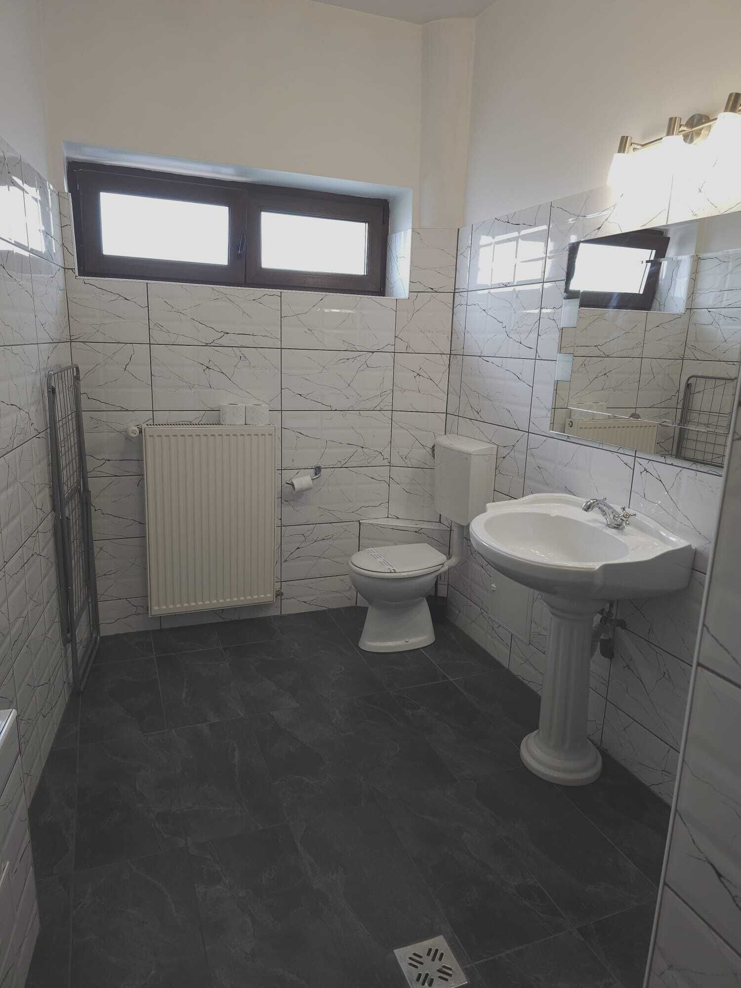 Studio, uitzicht op de stad | Badkamer | Een douche, een haardroger, handdoeken, zeep