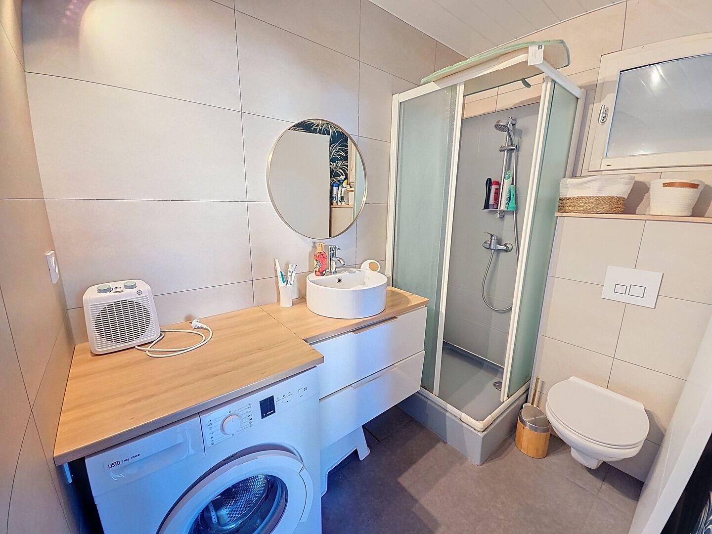 Een douche, een haardroger, toiletpapier