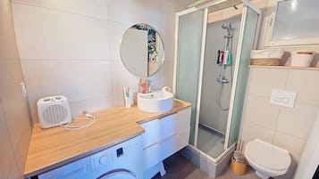 Een douche, een haardroger, toiletpapier