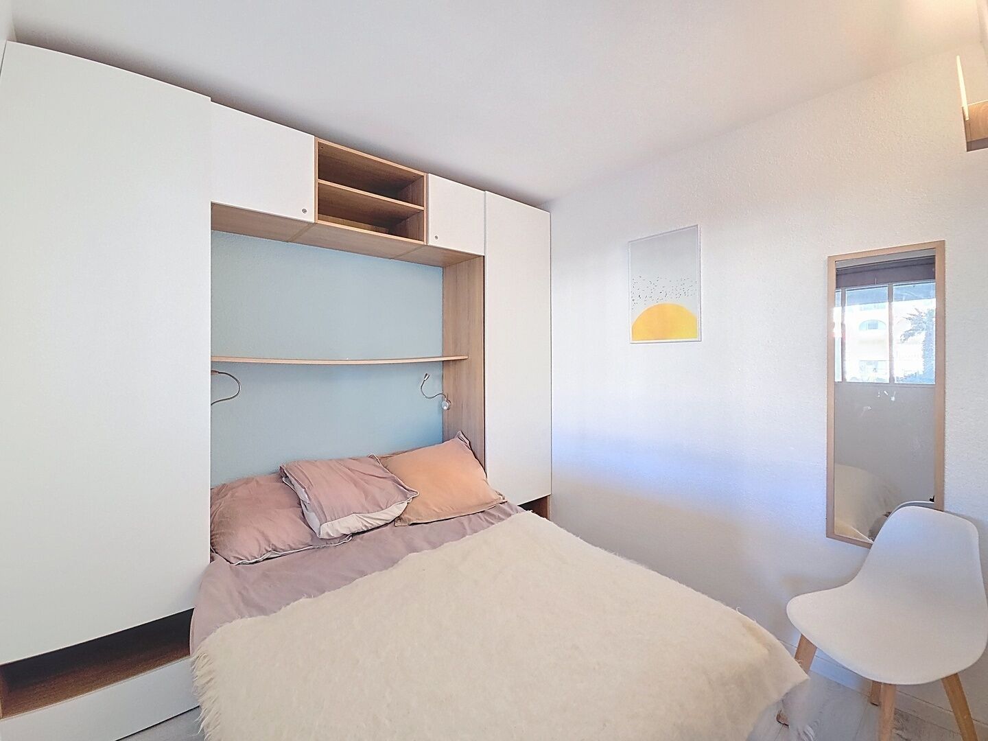 1 chambre, fer et planche à repasser