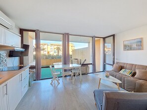 Un apartamento moderno con cocina, comedor y sala de estar.