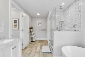 Douche, sèche-cheveux, serviettes fournies, shampoing