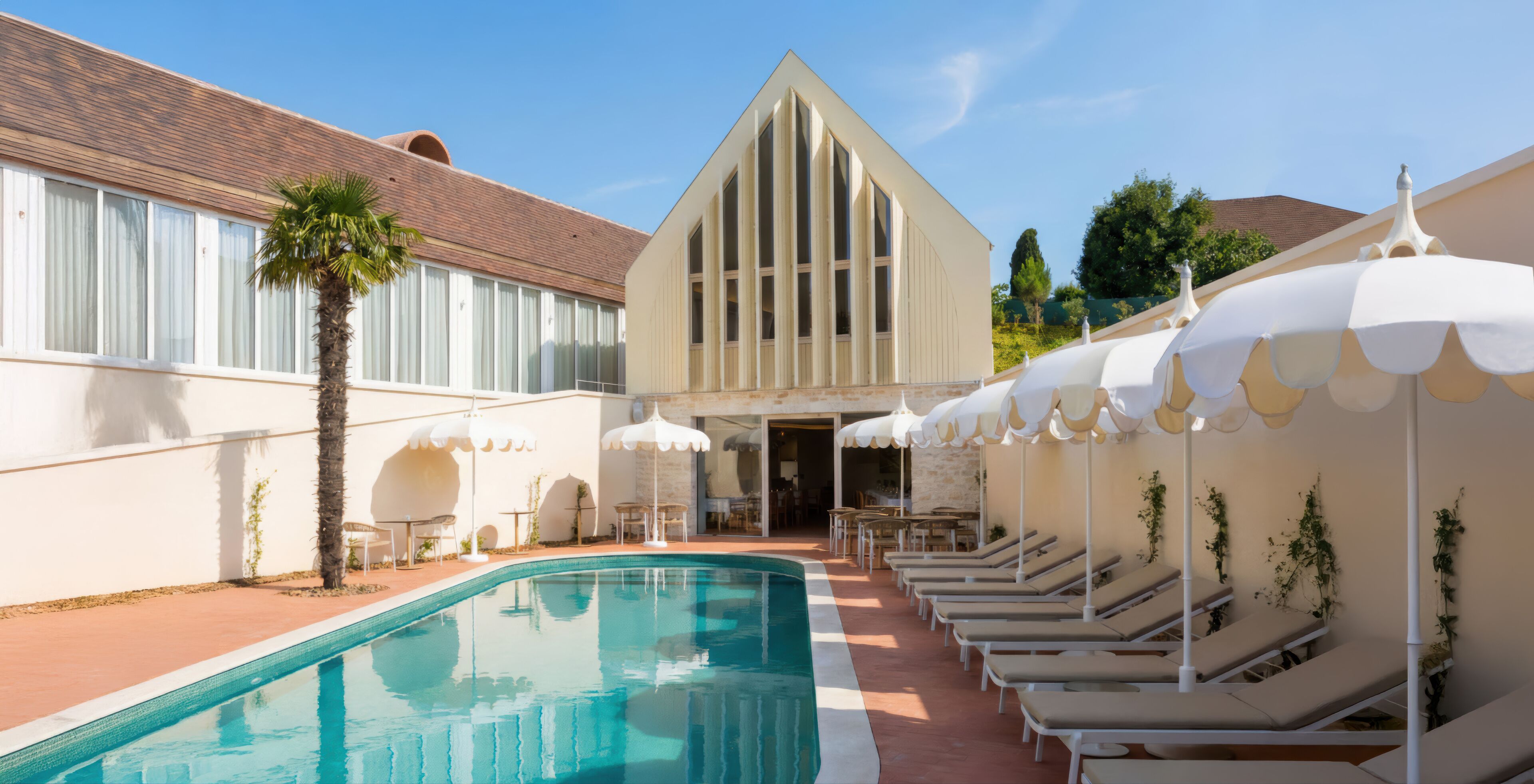 Una piscina al aire libre de temporada