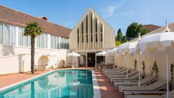 Una piscina al aire libre de temporada