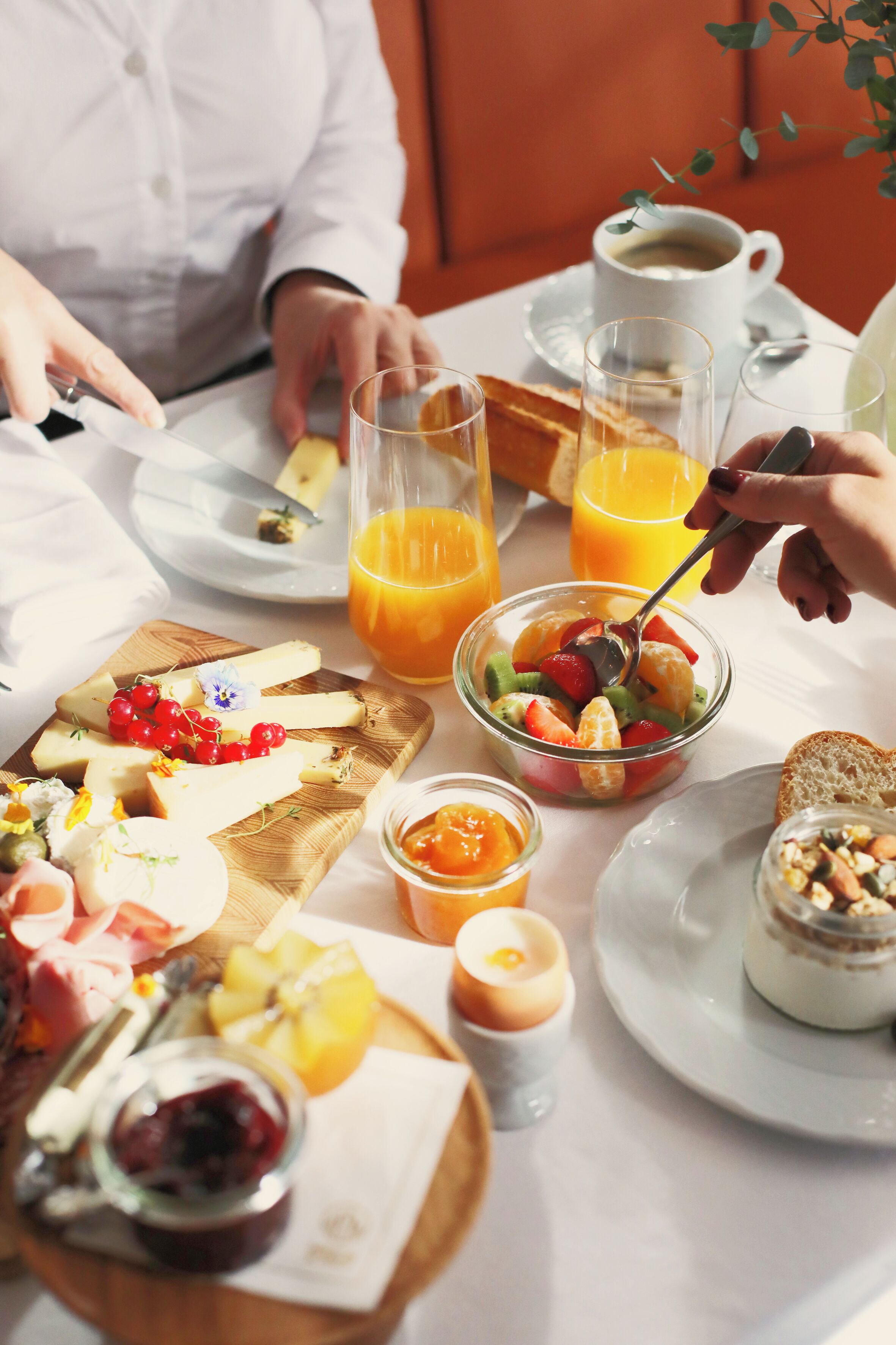Une table dressée pour le petit-déjeuner, avec différents aliments et boissons.