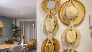 Una sala de estar moderna con comedor, una planta grande y un sillón amarillo.