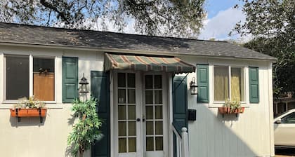 Comfy quaint 1-bedroom cottage with serene pond area in charming Abbeville