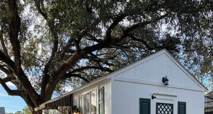 Comfy quaint 1-bedroom cottage with serene pond area in charming Abbeville