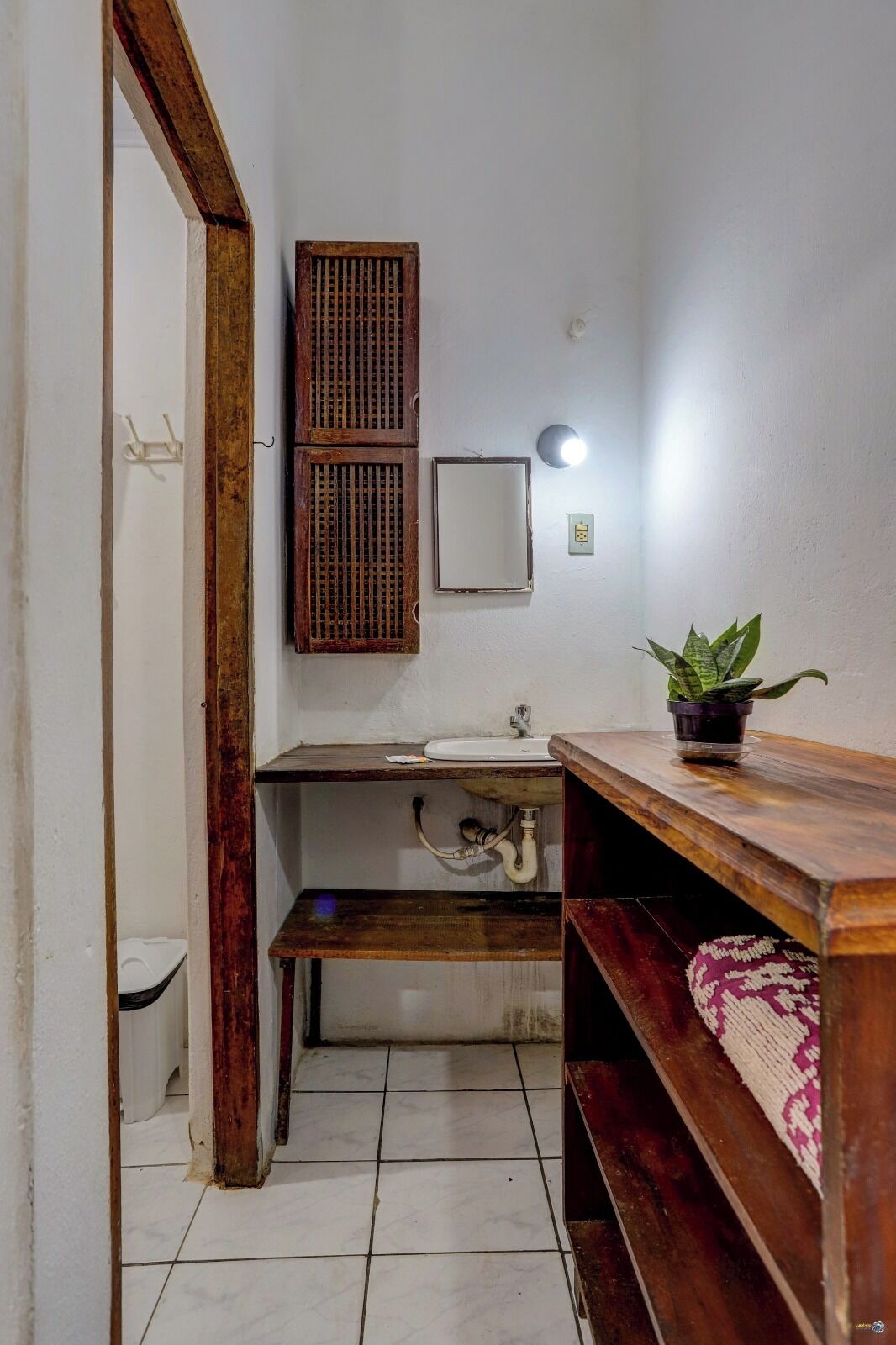 Quarto casal básico | Banheiro | Chuveiro, toalhas de banho, papel higiênico 