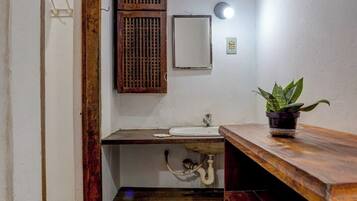 Quarto casal básico | Banheiro | Chuveiro, toalhas de banho, papel higiênico
