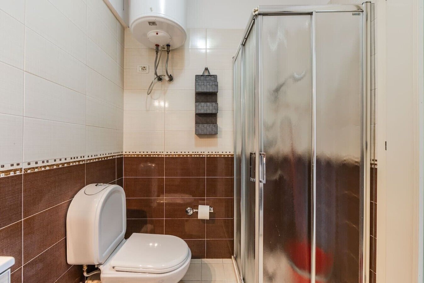 Full Bathroom 2