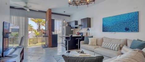 Apartment, 1 King Bed, Garden View (Cabo Hideaway) | Living area