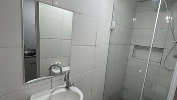 Chuveiro, papel higiênico