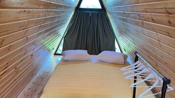 2 bedrooms, iron/ironing board, internet, bed sheets
