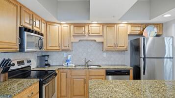 Condo, varias camas (SeaSpray Riverside 112) | Cocina privada