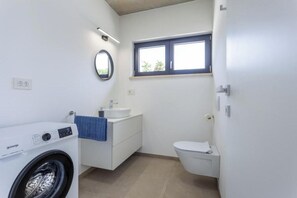 Douche, sèche-cheveux, serviettes fournies