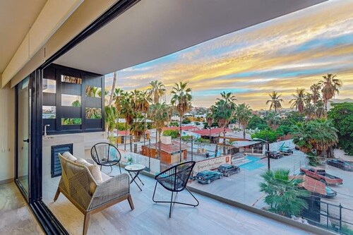 Downtown Condo With Great Views, Shared Pool, Hot Tub, & Grill
