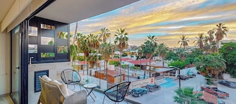 Downtown Condo With Great Views, Shared Pool, Hot Tub, & Grill