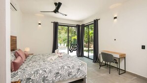 Une chambre à coucher avec un lit, un bureau et un ventilateur de plafond.