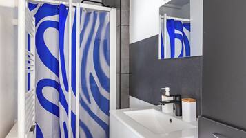 Een douche, een haardroger, handdoeken, zeep