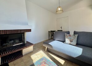Smart TV, fireplace - Vrbo Property (Arles)