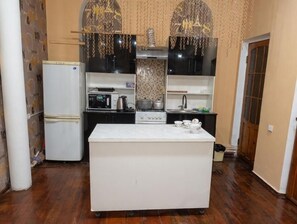 Fridge, microwave, oven, stovetop - Ayvan Eco Hostel (Tashkent city)