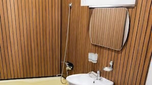 Kylpyhuone, jossa on kylpyamme, pesuallas ja wc.
