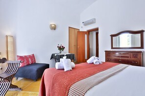 A hotel room with a bed, a desk, a chair, a wardrobe, and a mirror. - Spacious apartment in the heart of Petraio, one of Naples' most authentic neighborhoods, just a 10-minute walk from the Vanvitelli metro station and the Petraio funicular. Located in a 19th-century building, it retains vaulted ceilings, fine details and  (Napoli)