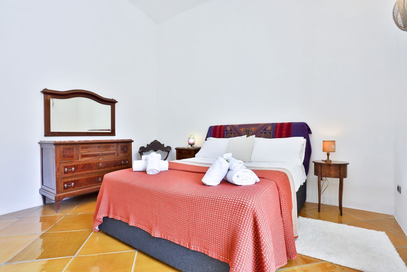 1 habitación y tabla de planchar con plancha 