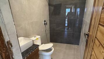 Bañera y ducha independientes, toallas, jabón, shampoo