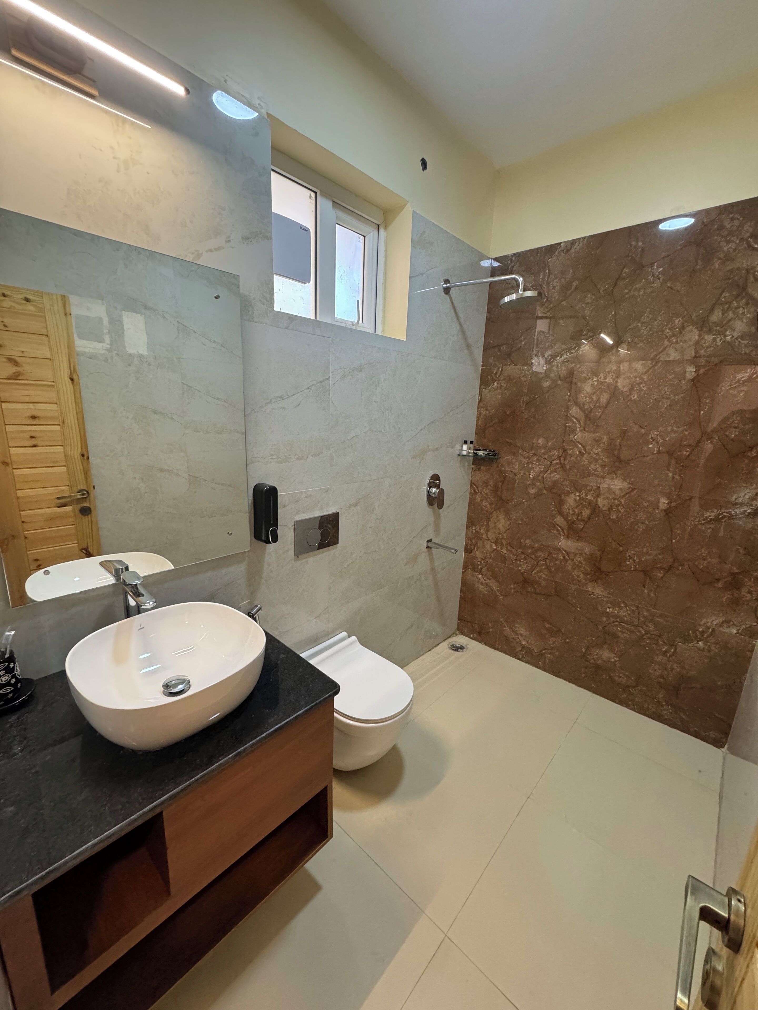 Un baño con lavabo, inodoro y zona de ducha.