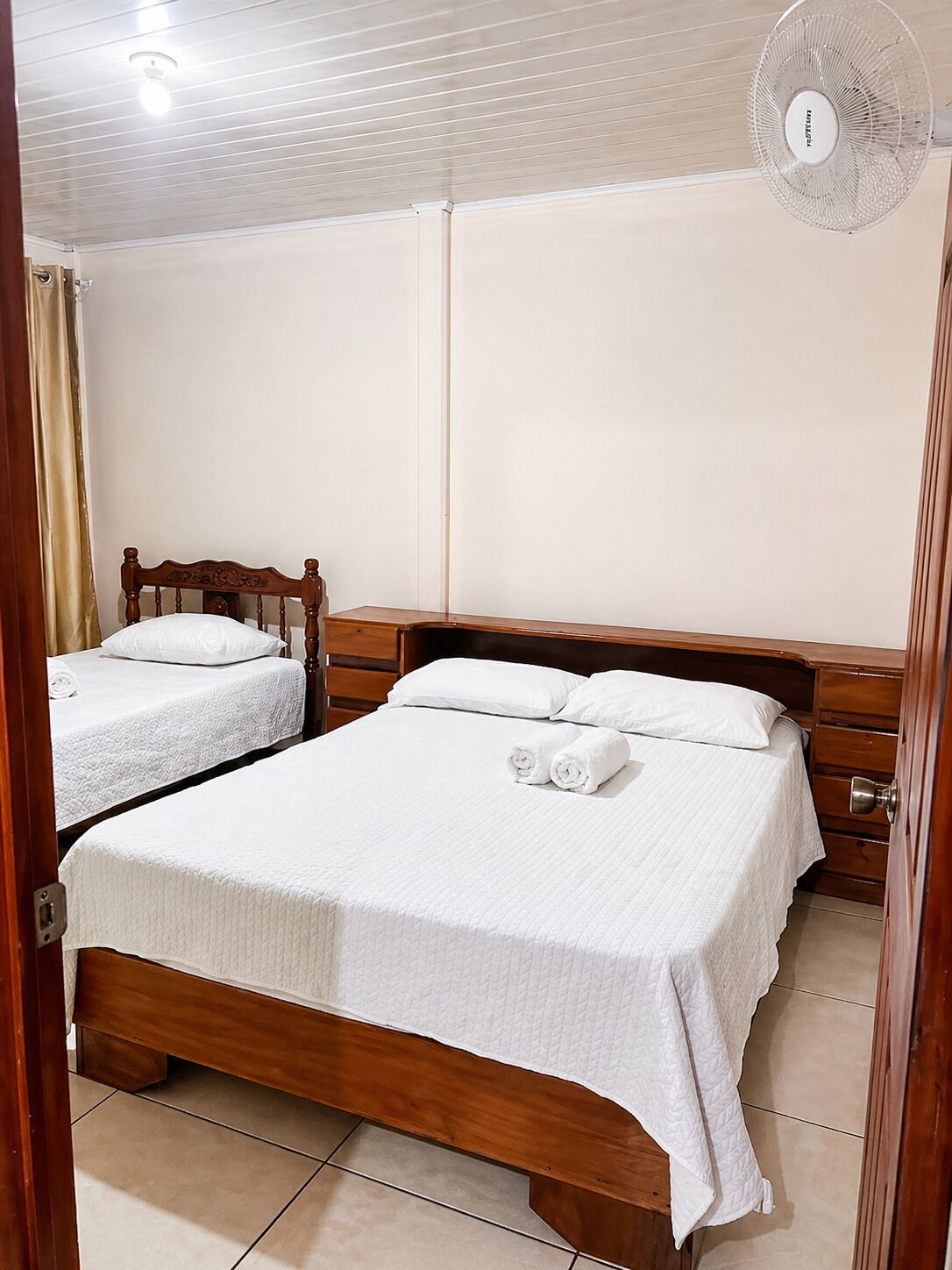 2 bedrooms, iron/ironing board, free WiFi, bed sheets