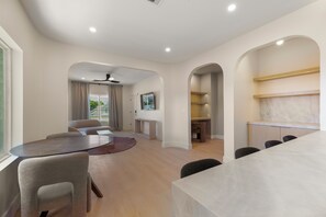 Een modern interieur met een eethoek, een keuken en een woonruimte.