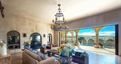 Stylish Condo With Pool, Ocean Views, Fitness & Private Patio Grill
