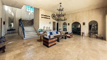 Condo, varias camas, vista parcial al océano (Casa Carmella) | Interior