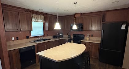 3-bedroom farmhouse in wonderful Mannford with AC comfort Near Keystone Lake