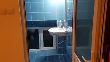 Economy Loft | Bathroom | Shower, soap, toilet paper